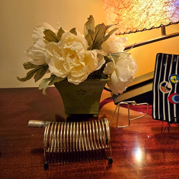 Rare, Retro, Vintage Gold Tone Metal Coil/Spiral Dog Desk Caddy, Letter Holder - Picture 4 of 12